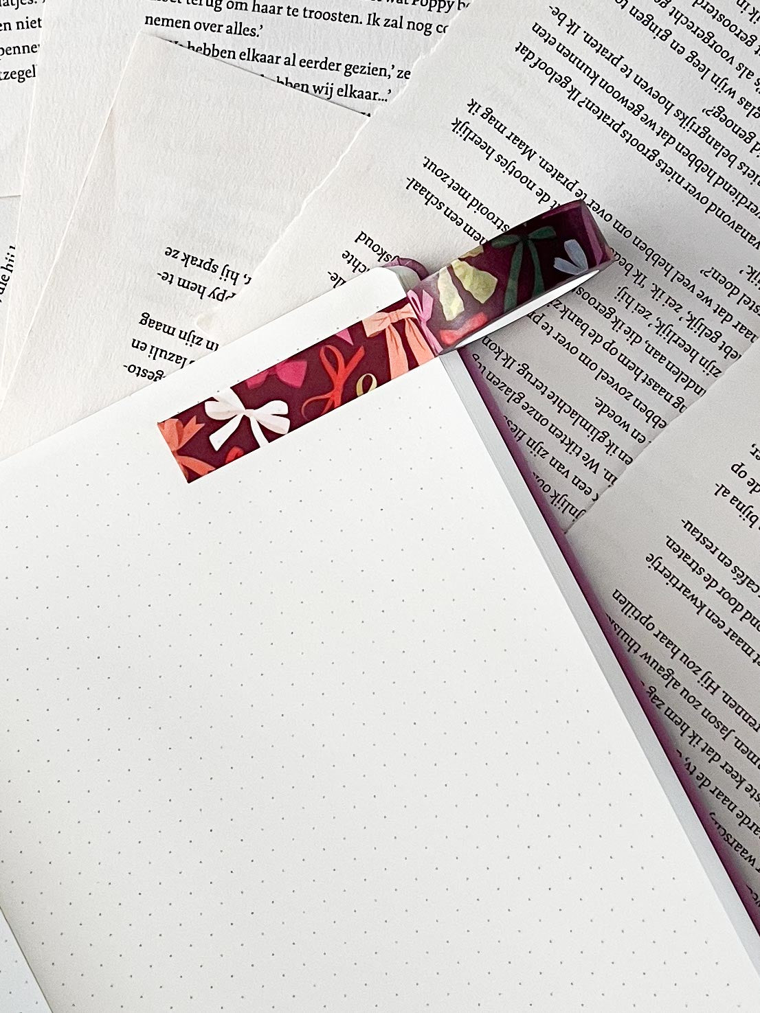 washitape met schattige strikjes en paarse achtergrond