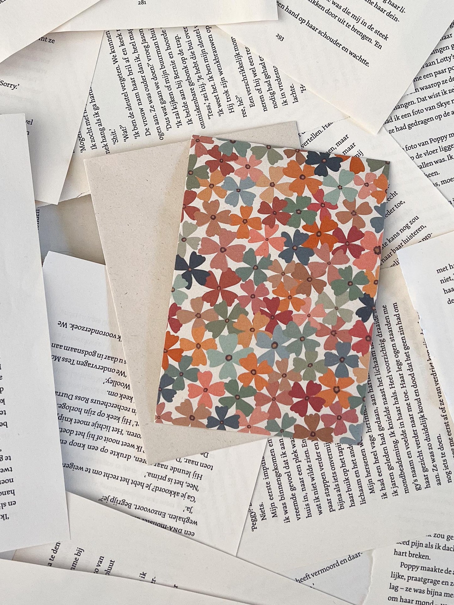 wenskaart met bloemen gedrukt op gerecycled papier